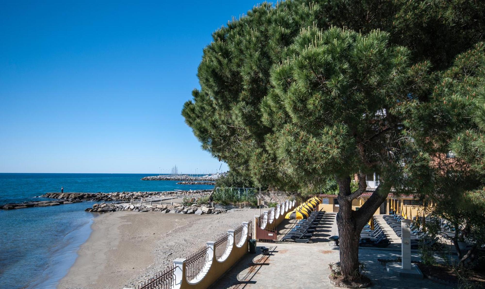 Hotel Residence Mediterraneo Diano Marina Exterior photo